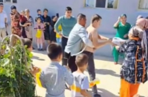 На узбекской свадьбе женщины раздели и пытались отнять одежду у мужчины — видео