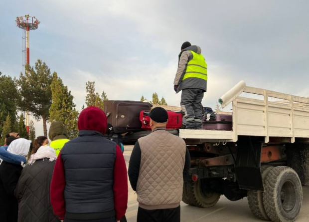 Стало известно, почему в каршинском аэропорту багаж пассажирам выдавали из грузовика на холоде