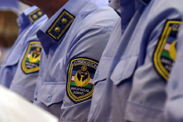 В Навои задержали двух сотрудников налоговой, требовавших взятку в размере $10000