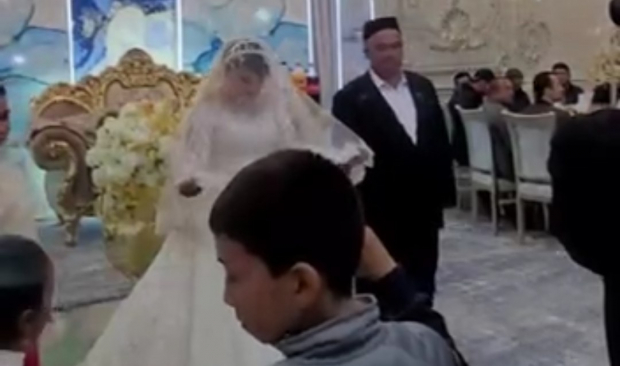 В сети критикуют узбекистанца, женившегося на женщине намного младше него — видео