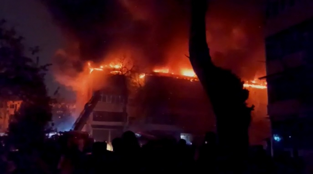 В Андижане горела крыша жилого многоквартирного дома - видео