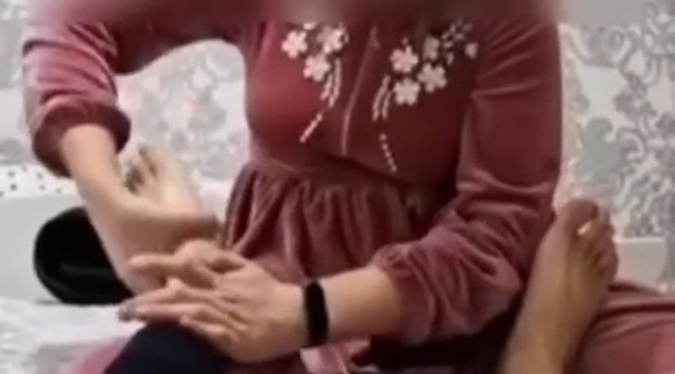 Феминистки критикуют узбекистанца, заставившего супругу делать массаж ног — видео
