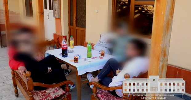 В Бухаре задержали группу жителей Ташкента, которые занимались рекламой интернет-магазинов с наркотиками