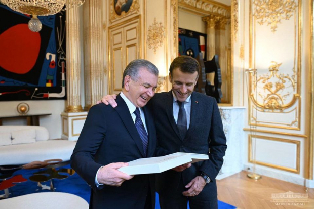 Шавкат Мирзиёев пригласил Президента Франции в Узбекистан
