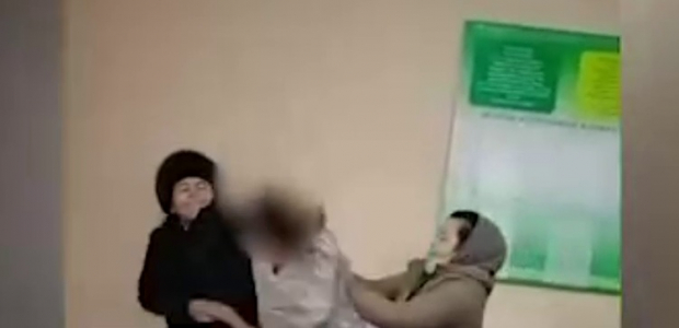 В Андижанской области ученица 7-го класса набросилась на учителя - видео
