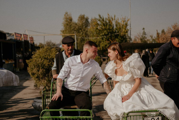 В Узбекистане релоканты сыграли свадьбу на базаре Чорсу — фото