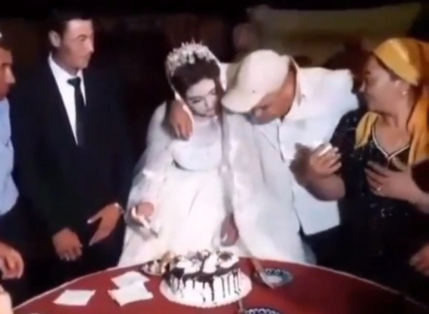 На узбекской свадьбе гость приставал к невесте и разломал торт — видео
