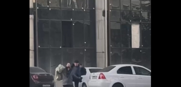 В Ташкенте мужчина ударил ногой человека с ограниченными возможностями - видео