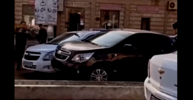 В Бухаре водитель автомобиля «Cobalt» не подчинился требованию сотрудника ОВД и протаранил его автомобиль