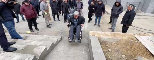 Хоким Андижанской области заставил строителей ездить на инвалидной коляске — видео