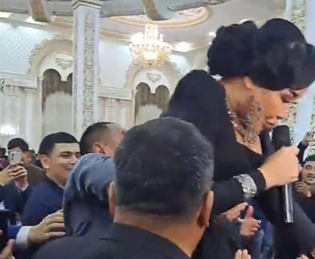 На свадьбе певица Хосила Рахимова разозлилась из-за «позорного» действия мужчины - видео