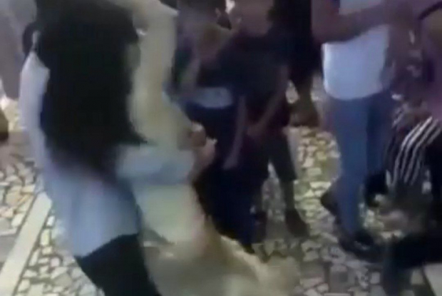 На узбекской свадьбе мужчина обнял танцовщицу и сильно пожалел об этом — видео