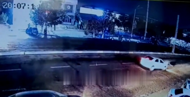 В Карши разыскивают водителя автомобиля, который сбил девочку и скрылся с места происшествия - видео