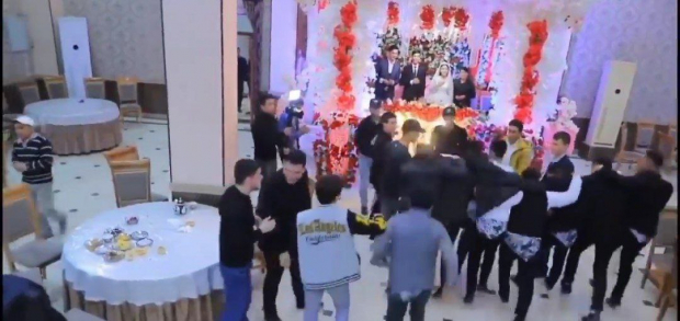 На узбекской свадьбе произошла массовая драка из-за поступка друзей жениха — видео