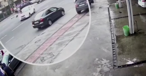В Ташкенте водитель автомобиля устроил страшное ДТП, сбив мать с ребёнком - видео