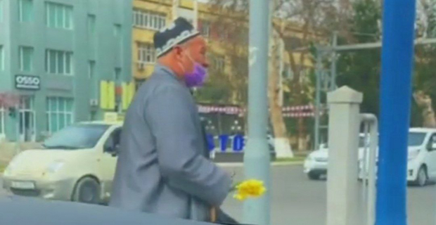Если любить, то только так: Пожилой мужчина с цветком растрогал узбекистанцев — видео