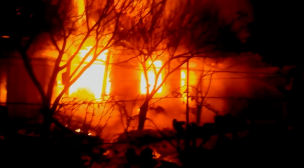 В Намангане произошёл сильный пожар, есть пострадавшие - видео