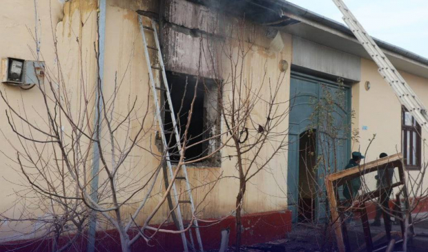В Андижане произошёл пожар в жилом доме, есть погибший