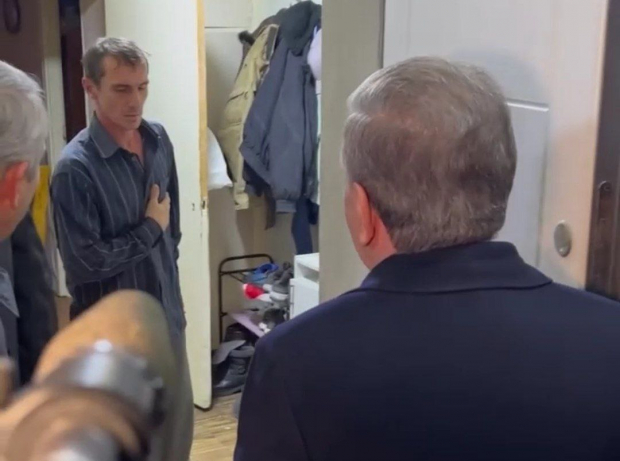 Шавкат Мирзиёев постучался в квартиру к случайному жильцу и узнал насколько тепло у него дома — видео