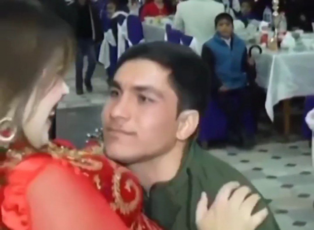 На узбекской свадьбе мужчина одним действием опозорил себя и танцовщицу — видео