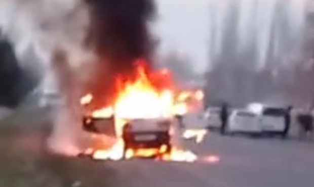 В Кашкадарьинской области дотла сгорел автомобиль Damas — видео