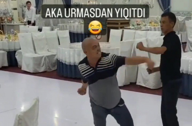 Пожилой узбекистанец отправил в нокаут молодого парня, мешающего ему танцевать - видео