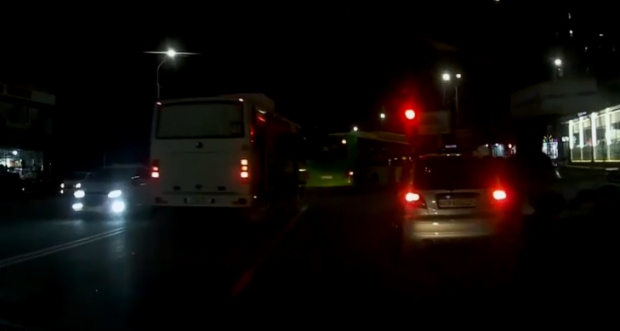В Ташкенте наказаны два водителя автобусов, которые проехали на запрещающий сигнал светофора