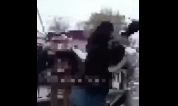 В Андижанской области девушки устроили массовую драку - видео