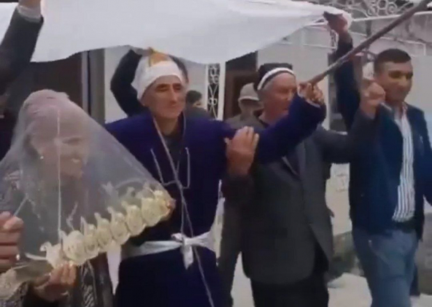 В сети критикуют узбекских «молодоженов» за свадьбу в пожилом возрасте - видео
