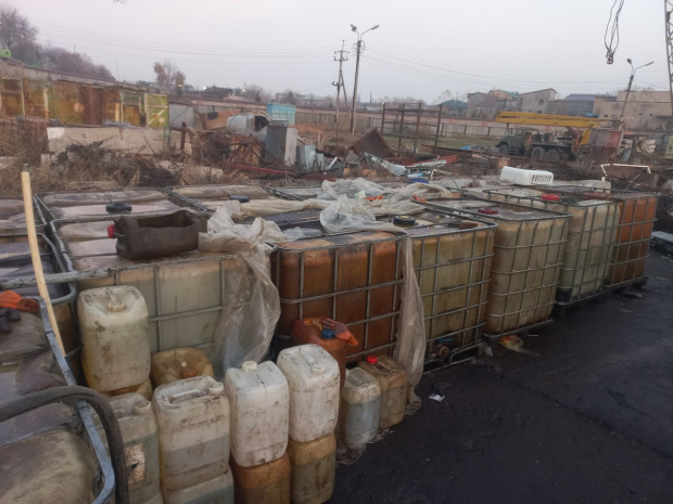 На стоянке в Сергелийском районе обнаружили незаконное хранение 17 тыс. литров нефтепродуктов