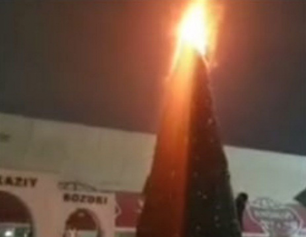 В Джизаке загорелась новогодняя ёлка — видео