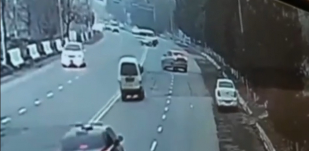 В Андижане из-за нарушителя на автомобиле «Cobalt» перевернулся «Damas» - видео