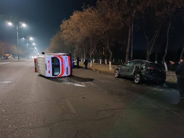 В Ташкенте автомобиль скорой медицинской помощи столкнулся с автомобилем «Tracker»