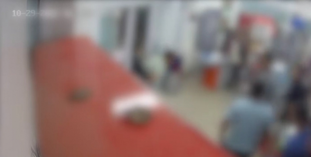 В Наманганской области пьяный мужчина устроил драку в торговом комплексе - видео