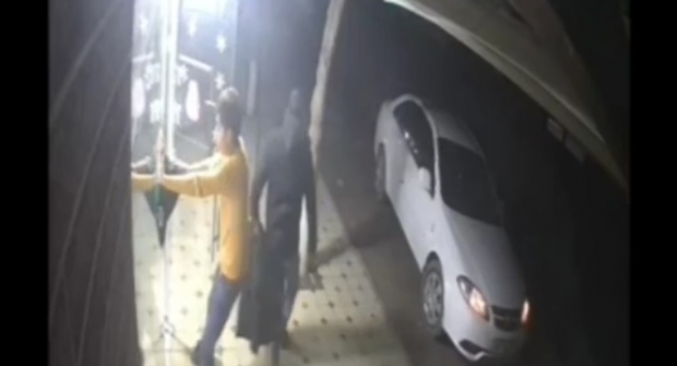 В Гулистане мужчина напал на работника аптеки и избил его - видео