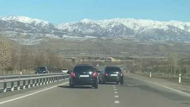В Ташкентской области наказали водителей автомобилей, которые устроили беспредел на дорогах - видео