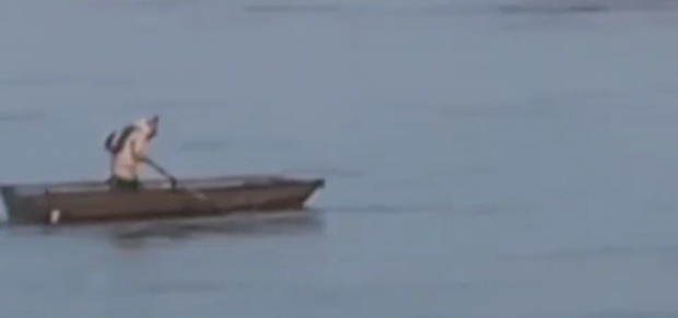 Ученица сырдарьинской школы отправляется на учебу с помощью лодки — видео