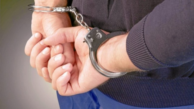 В Бухаре пожилой мужчина обокрал девушку