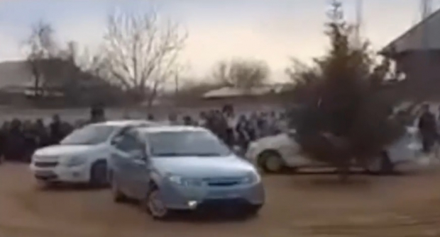 В Кашкадарье 11-классники во время праздника совершали опасные манёвры на автомобилях - видео