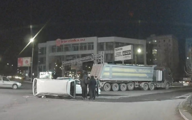 В Ташкенте произошло серьёзное ДТП, в результате которого опрокинулся автомобиль «Damas» - видео