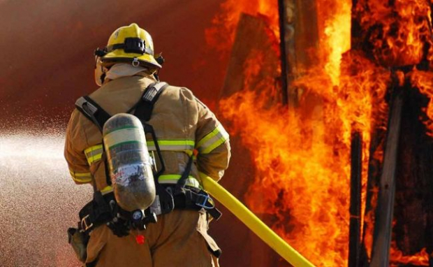 В Намангане в одном из жилых домов произошёл пожар — видео