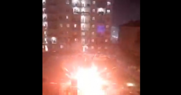 В новогоднюю ночь в Сергелийском районе от салютов пострадали несколько автомобилей - видео