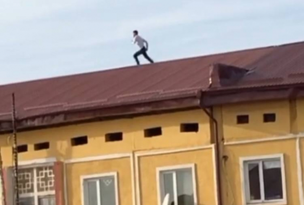 В Нукусе мужчина отметил Новый год, бегая по крыше многоэтажки — видео