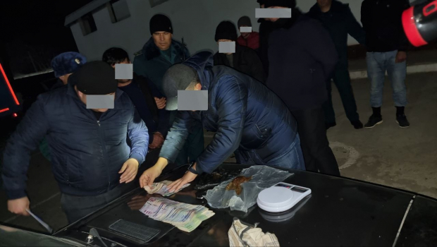 В Сурхандарье задержали наркоторговцев, которые передвигались на автомобиле «ВАЗ-2106»