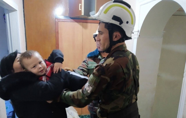 В Кашкадарьинской области маленький ребёнок остался один в квартире с включённым газом