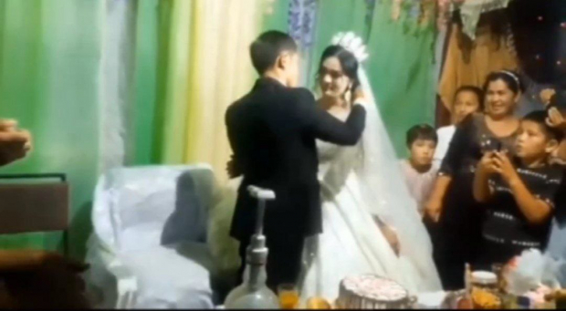 На свадьбе жених трахал невесту на глазах у всех