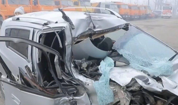 В Андижане подросток на автомобиле Spark врезался в грузовик