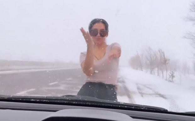 Скандально известную узбекскую актрису критикуют за танец на обочине дороги — видео