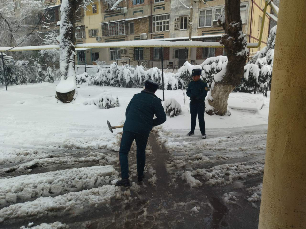 В Юнусабадском районе инспекторы профилактики помогают гражданам очистить улицы от снега