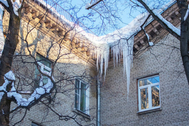 В Санкт-Петербурге узбекистанец пострадал от падения льда